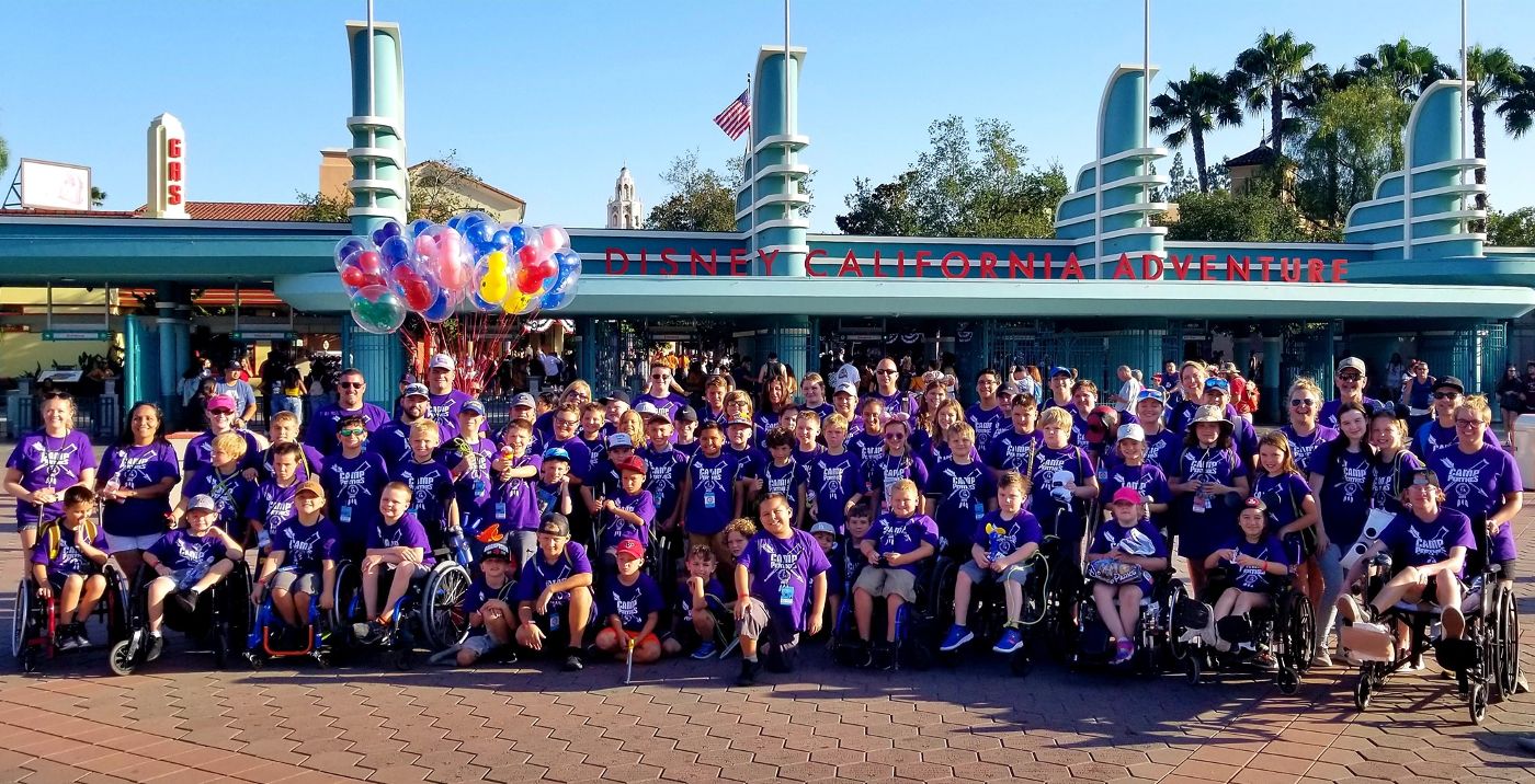 El grupo completo de Camp Perthes en Disney California Adventure con camisetas moradas