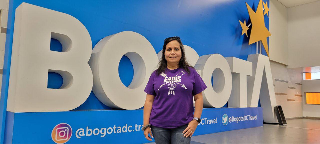 Claudia Giffuni, directora de PKF en Español, en Bogotá, Colombia, con una camiseta de Camp Perthes